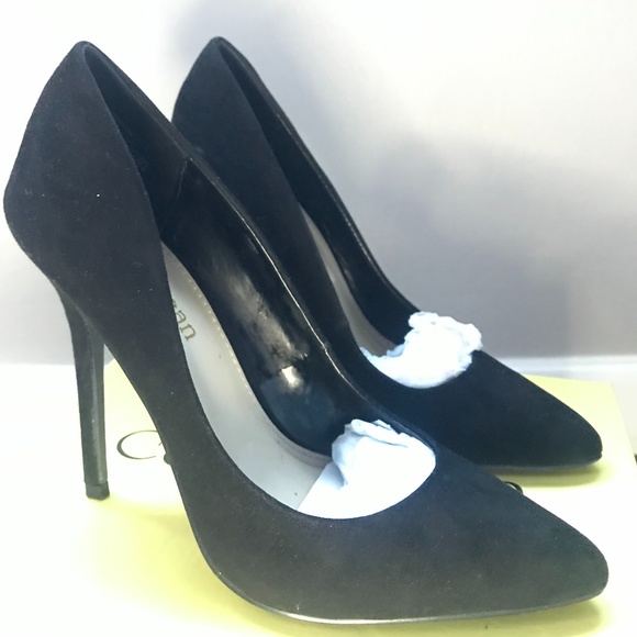Black Pointed Toe Heels - Picture 1 of 3